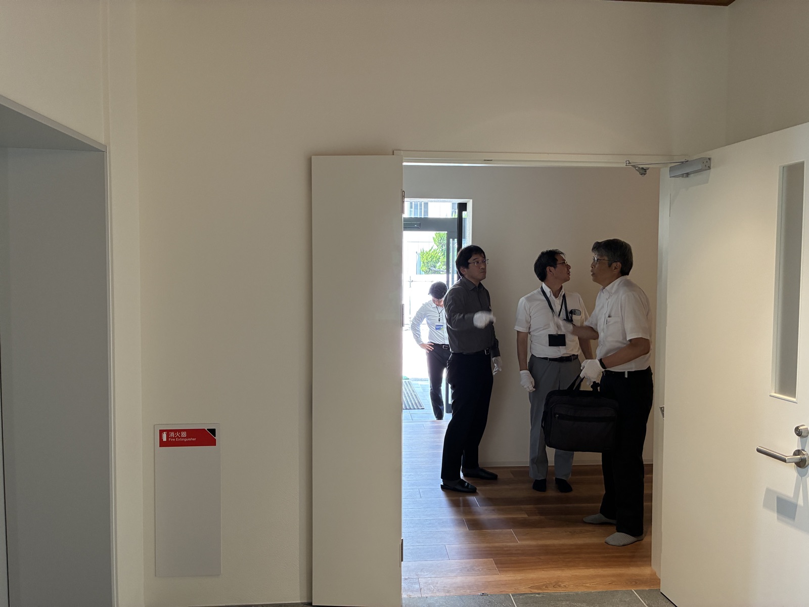 熱心にご見学される来場者の皆さま