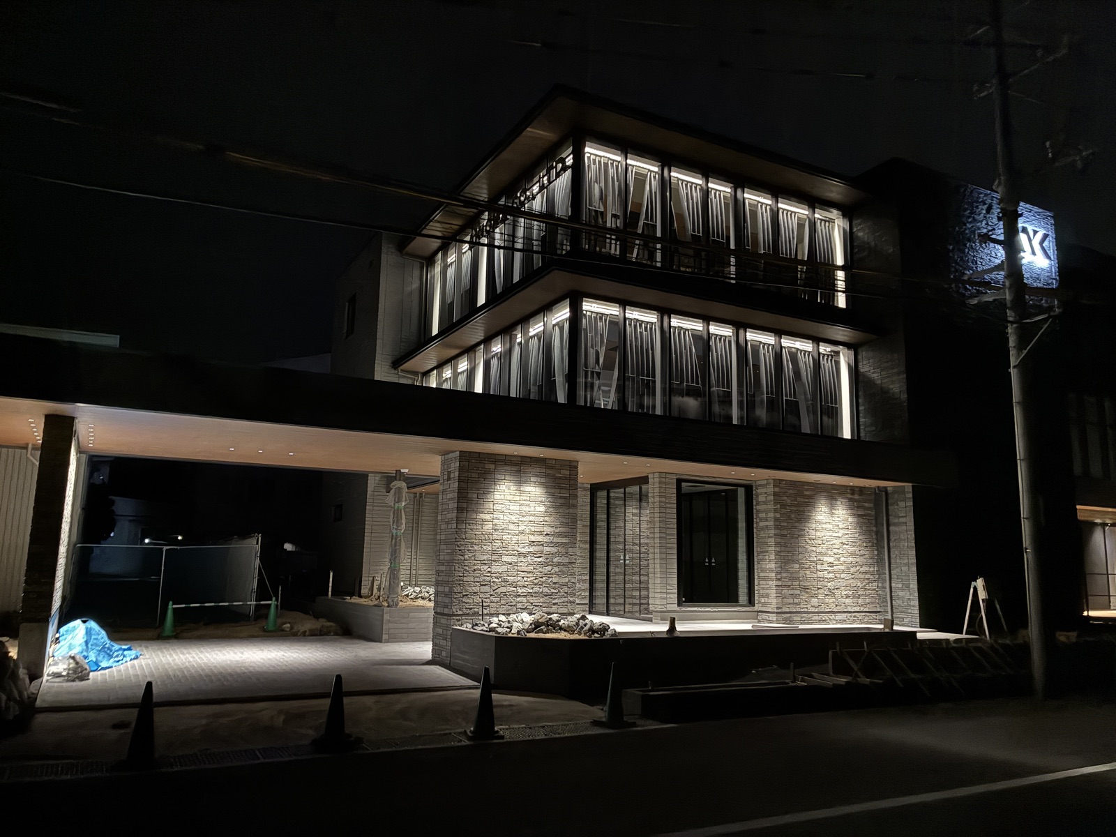 ライトアップされた夜の新社屋
