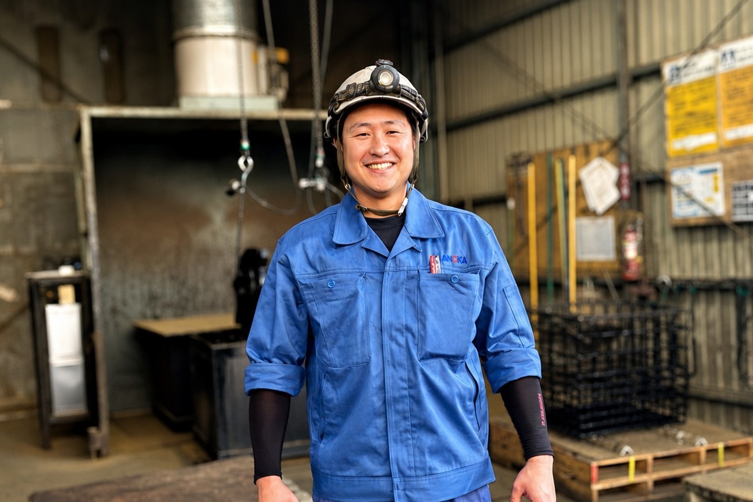 塗装場に立つ永田
